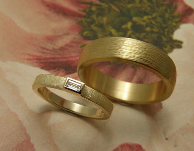 Trouwringen 'Eenvoud' & 'Ritme'. Geelgouden ring met diamant en geelgouden ring met hamerslag. Wedding Rings 'Simplicity' & 'Rhythm'. Yellow golden ring with diamond and yellow golden ring with hammering. Uit het Oogst atelier Amsterdam.