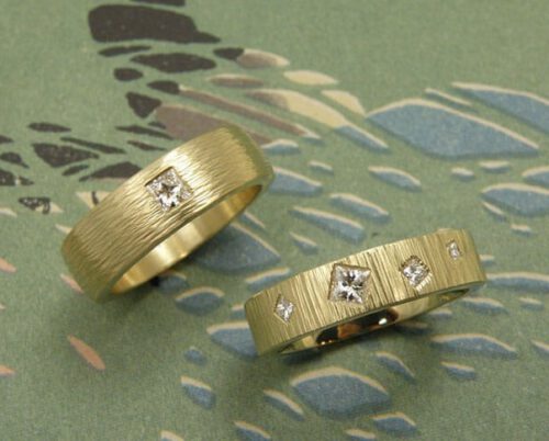 Trouwringen 'Ritme'. Geelgouden ring met hamerslag en een diamant. Geelgouden ring met hamerslag en diamanten. Wedding rings 'Rhythm'. Yellow golden ring with hammering and a diamond. Yellow golden ring with hammering and diamonds. Uit het Oogst atelier Amsterdam.