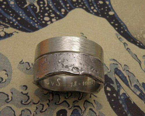 Zilveren ring Ritme met hamerslag. Zilveren ring erosie met structuur. Mannenring. Herenring. Uit het Oogst goudsmid atelier. Silver textured ring Erosion. Silver hammered ring Rhythm. Made in the Oogst goldsmith studio.