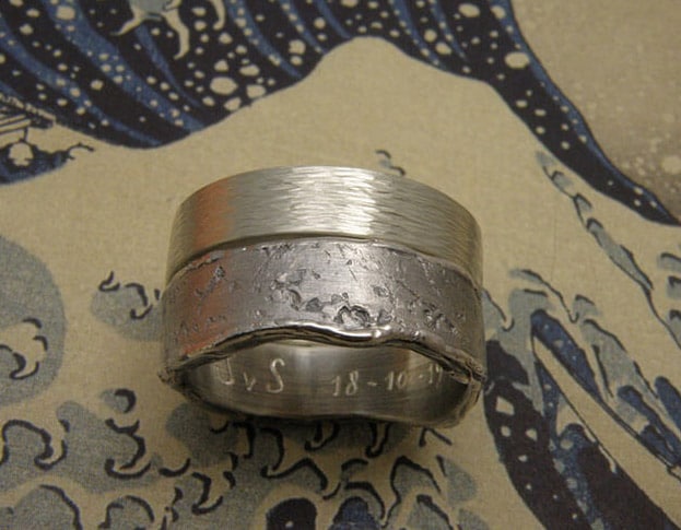 Zilveren ring Ritme met hamerslag. Zilveren ring erosie met structuur. Mannenring. Herenring. Uit het Oogst goudsmid atelier. Silver textured ring Erosion. Silver hammered ring Rhythm. Made in the Oogst goldsmith studio.