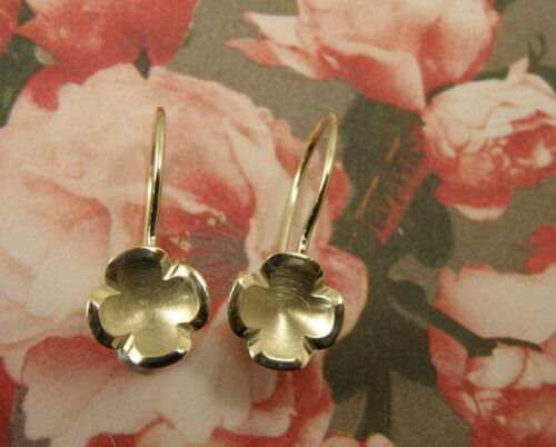 Geelgouden lotus bloemen met krul. Yellow golden lotus flower earrings. Oogst goudsmeden Amsterdam.