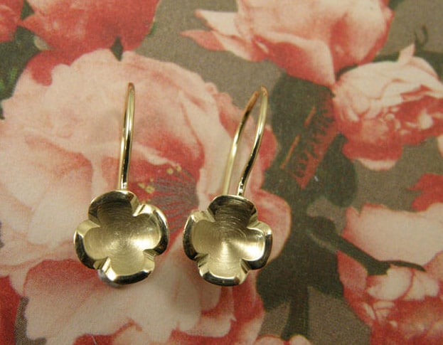 Geelgouden lotus bloemen met krul. Yellow golden lotus flower earrings. Oogst goudsmeden Amsterdam.