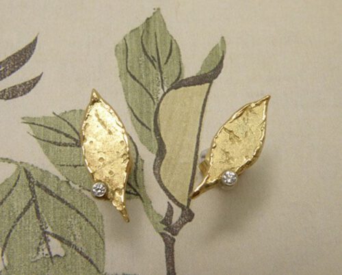 Geelgouden blaadjes oorstekers met 2 diamanten. Yellow golden leaf earstuds with 2 diamonds. Uit het Oogst atelier Amsterdam.