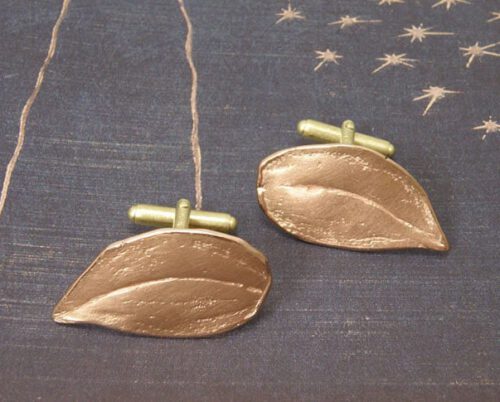 Handgemaakte manchetknopen. Roodgouden blaadjes manchetknopen met geelgouden klapmechanieken. Rose golden leaf shaped cufflinks with yellow golden folding mechanism. Uit het Oogst atelier Amsterdam.