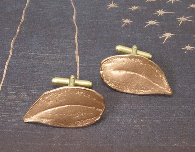 Handgemaakte manchetknopen. Roodgouden blaadjes manchetknopen met geelgouden klapmechanieken. Rose golden leaf shaped cufflinks with yellow golden folding mechanism. Uit het Oogst atelier Amsterdam.