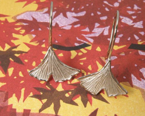 Witgouden Ginkgo oorbellen. White gold Ginkgo earrings. Uit het Oogst goudsmid atelier. Made in the Oogst goldsmith studio.