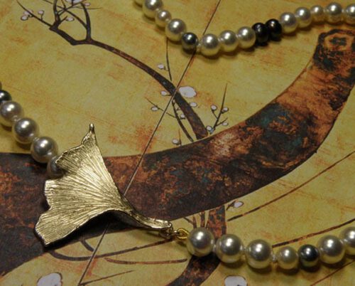 Ginkgo blad collier van eigen goud vervaardigd met een moderne mix van diverse oude parelsnoeren. Maatwerk uit het Oogst atelier Amsterdam. Ginkgo leaf made from own heirloom gold mixed with own pearls.