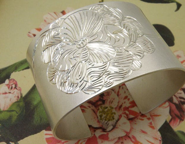 Zilveren klemarmband met bloem handgravure. Silver cuff with hand engraving of a flower. Oogst goudsmeden Amsterdam.