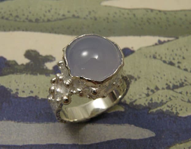Zilveren ring 'Besjes' met spheres and a chalcedone. Uit het Oogst atelier Amsterdam. bolletjes en een chalcedoon. Silver ring 'Berries' with