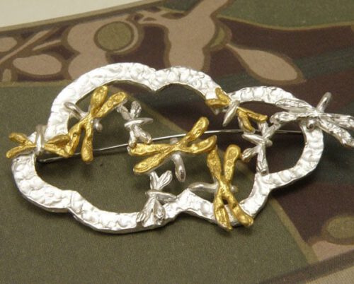 Zilveren libellen speld met bladgoud op hun vleugels. Brooch with silver dragonflies with leaf gold on their wings. Uit het Oogst atelier Amsterdam.