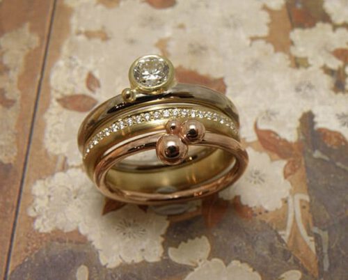 Witgouden ring met diamant. Geelgouden ring met diamant pavé rondom gezet. Roodgouden Bessen ring. Aanschuifringen. Uit het Oogst goudsmid atelier. White gold ring with diamond. Yellow gold ring with diamonds pavé set all around the band. Rose gold Berries ring. Stack rings. Made in the Oogst goldsmith studio.