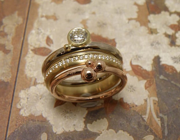 Witgouden ring met diamant. Geelgouden ring met diamant pavé rondom gezet. Roodgouden Bessen ring. Aanschuifringen. Uit het Oogst goudsmid atelier. White gold ring with diamond. Yellow gold ring with diamonds pavé set all around the band. Rose gold Berries ring. Stack rings. Made in the Oogst goldsmith studio.