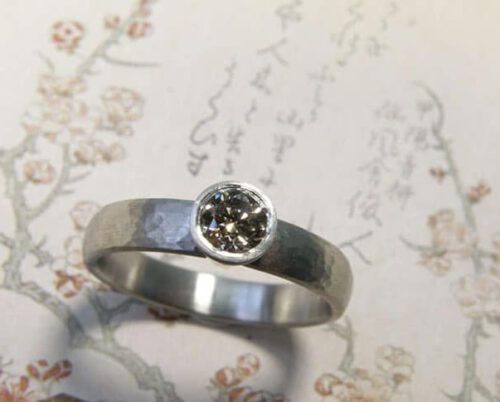 Platina ring Ritme, met 0,50 ct diamant light brown en hamerslag. Platinum ring Rhythm, with a 0,50 ct diamond light brown and hammering. Uit het Oogst goudsmid atelier. Made in the Oogst goldsmith studio.