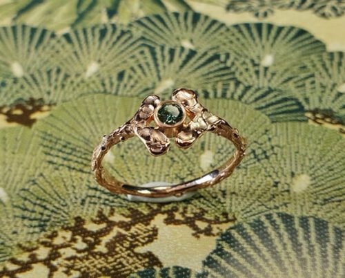 Roodgouden ring Blaadjes met groene diamant. Rose gold ring Lefas with green diamond. Uit het Oogst goudsmid atelier. Made in the Oogst goldsmith studio.