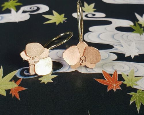 Roodgouden orchidee oorsieraden. Rose gold Orchid earrings. Uit het Oogst goudsmid atelier. Made in the Oogst goldsmith studio.