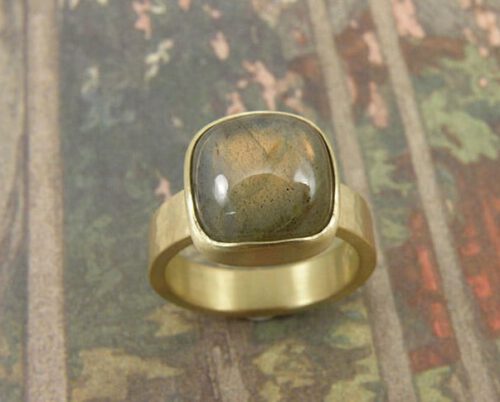 Ring Ritme geelgoud met kussenvorm geslepen labradoriet. Ring Rhythm yellow gold with cushion cut labradorite. Oogst goudsmid Amsterdam. Geboortecadeau, Baargoud, Push present.
