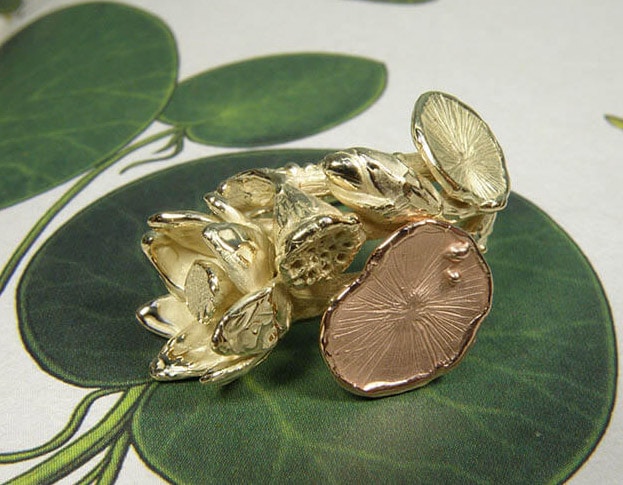 Ring hortus-collectie Lotus in geel-en-roodgoud. Ring Hortus with lotus flower details in rose gold and yellow gold. design by Oogst Amsterdam