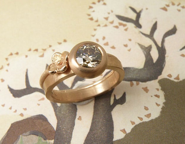 Roodgouden 'Boleet' ring met 0,90 crt bruine diamant. Roodgouden Bloem aanschuifring. Ontwerp goudsmid Oogst in Amsterdam