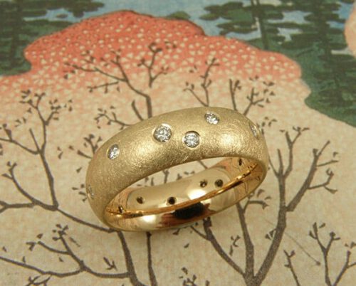 Ring 'Eenvoud' bolle ring van eigen roségoud vervaardigd met eigen diamanten speels rondom erin gezet. Ring ‘Simplicity’ ring made of heirloom rose gold with playfully placed heirloom diamonds. Oogst goudsmeden Amsterdam.