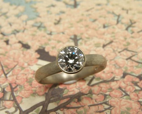 Ring witgoud met hamerslag en 0,84 ct briljant geslepen diamant. White gold ring with 0,84 ct brilliant cut diamond and hammered finish. Design by Oogst Amsterdam. Goudsmid Amsterdam.