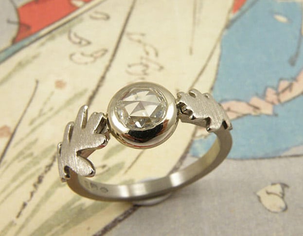Ring witgouden eikenblaadjes met 0,64 crt roosgeslepen diamant. Design van goudsmid Oogst Amsterdam.