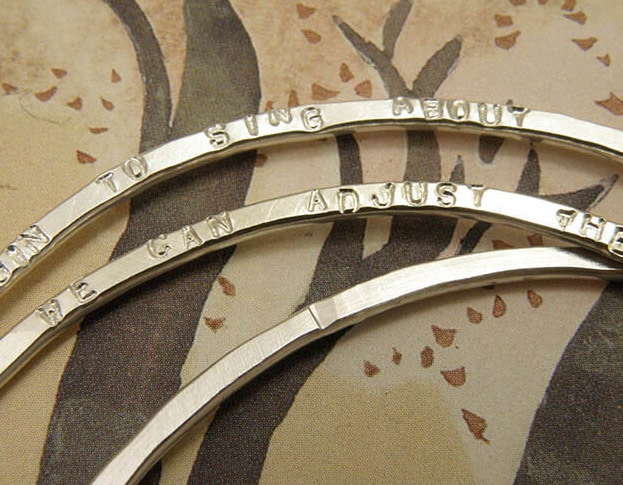 Rinkelbanden zilver met gestempelde tekst. Silver banges with stamped texts. Uit het Oogst goudsmid atelier. Made in the Oogst goldsmith studio.