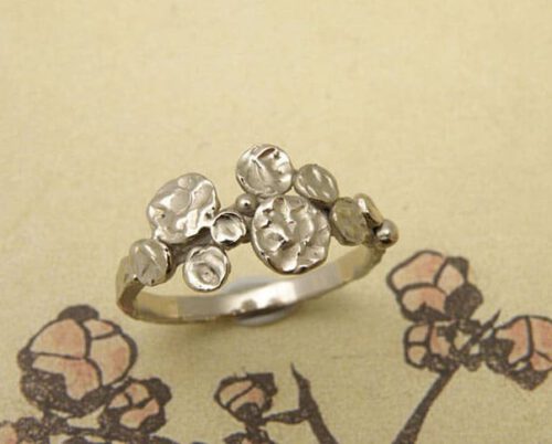 Witgouden 'Cirkels' ring. Vrolijk ontwerp van Oogst Amsterdam.