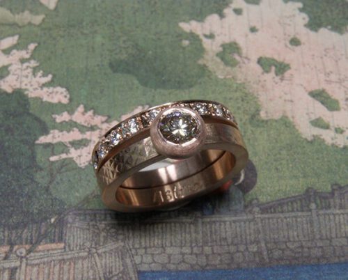 Aanschuifringen 'Boleet' roodgouden ring met structuur en diamant uit een erfstuk, roodgouden ring met rondom diamanten uit een erfstuk. Stack rings ‘Boletus’ rose golden ring with structure and heirloom diamond, rose golden ring with heirloom diamonds all around. Oogst goudsmeden Amsterdam.