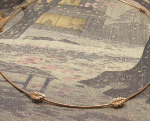 Roodgouden takjes schakels met fijne blaadjes. Rose golden twigs necklace with delicate leafs. Oogst goudsmeden Amsterdam.