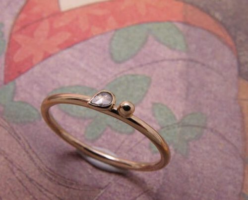 Ring 'Besje' fijne van eigen roségoud vervaardigde besjes ring met eigen druppelvormige roosgeslepen diamant uit antieke ring. Ring ‘Berry’ delicate rose golden berries ring made of heirloom gold with heirloom dropshape rosecut diamond. Oogst goudsmeden Amsterdam.