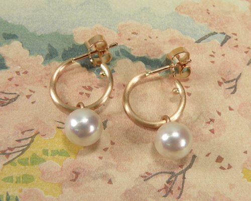 Roodgouden oorsieraden Eenvoud, creolen met akoya-cultive parels. Bruidssieraden. Rose gold earrings Simplicity, hoops with pearls. Bridal jewellery. Oogst Amsterdam.