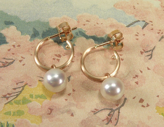 Roodgouden oorsieraden Eenvoud, creolen met akoya-cultive parels. Bruidssieraden. Rose gold earrings Simplicity, hoops with pearls. Bridal jewellery. Oogst Amsterdam.