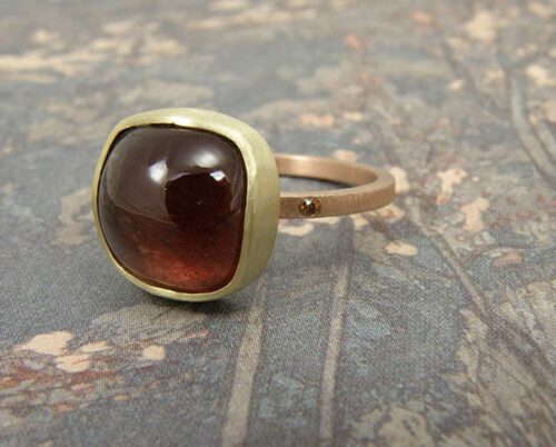 Roodgouden ring met donkerroze toermalijn in geelgouden zetting. Rose golden ring with pink tourmaline. Uit het Oogst atelier Amsterdam.