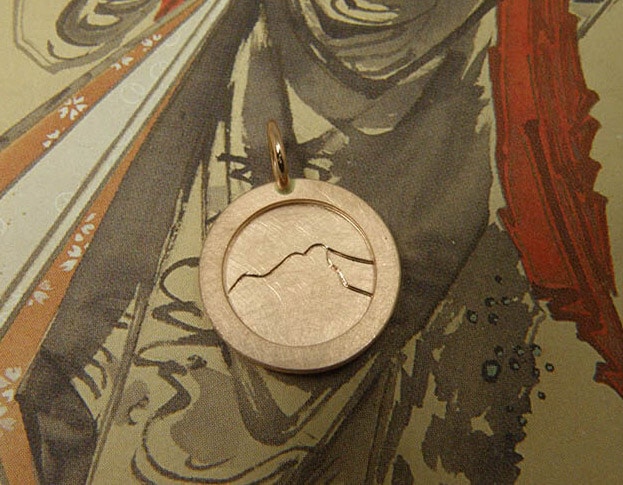 Rose gold pendant with a hand engraving of a Mountain. Oogst goldsmith Amsterdam. Push present. 
