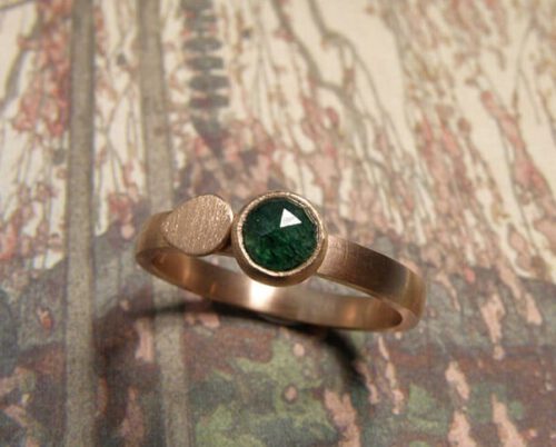Roodgouden ring met aventurijn. Rose golden ring with aventurine. Uit het Oogst atelier Amsterdam.