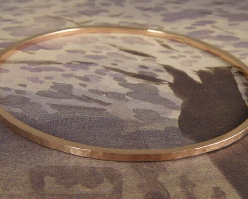 Roodgouden rinkelband met hamerslag Ritme. Uit het Oogst goudsmid atelier. Rose gold bangle with hammering Rhythm. Made in the Oogst goldsmith studio.