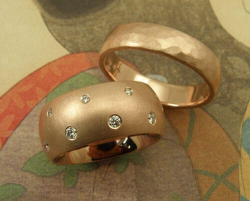 Trouwringen 'Eenvoud' & 'Ritme'. Roodgouden ring met diamanten en roodgouden ring met hamerslag. Wedding rings 'Simplicity' & 'Rhythm'. rose golden ring with diamonds and rose golden ring with hammering. Uit het Oogst atelier Amsterdam.