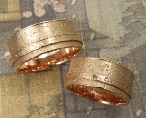 Trouwringen 'Erosie'. Roodgouden brede structuur ring met smalle laag en bruine diamanten. Stoere structuur trouwringen. Oogst goudsmeden Amsterdam.