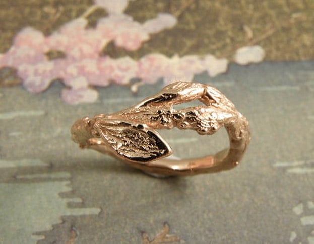 Roodgouden 'Boomgaard' ring. Speels takje met blaadje. Ontwerp van Oogst goudsmeden Amsterdam