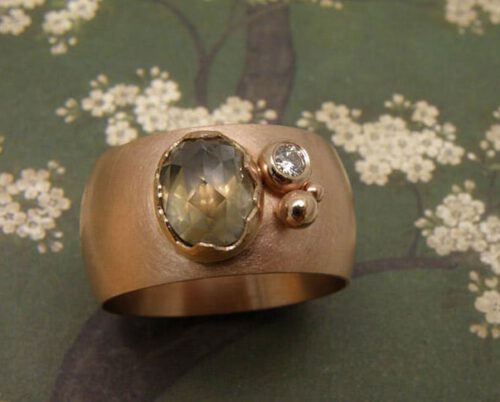 Roodgouden ring Cluster met diamanten. Rose gold ring with diamonds. Uit het Oogst goudsmid atelier. Made in the Oogst goldsmith studio.