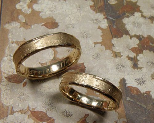 Trouwringen 'Erosie'. Roségouden ringen met structuur. Wedding rings 'Erosion'. Rose golden rings with structure. uit het Oogst atelier Amsterdam.