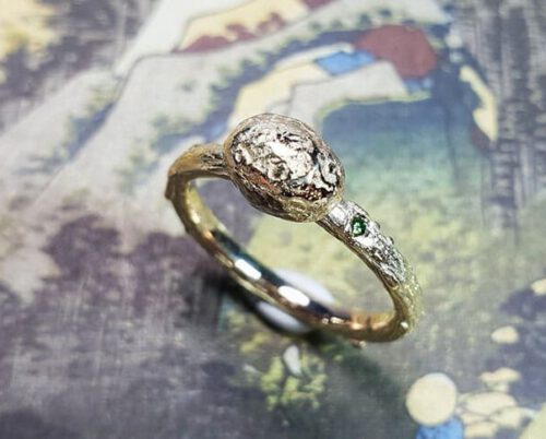 Geelgouden ring Kei. Assieraad. Yellow gold ring with a pebble and a green diamond. Oogst goudsmid Amsterdam