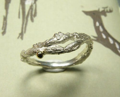 Zilveren ring 'Boomgaard' met twijgje. Silver ring 'Orchard' with twig. Uit het Oogst atelier Amsterdam.