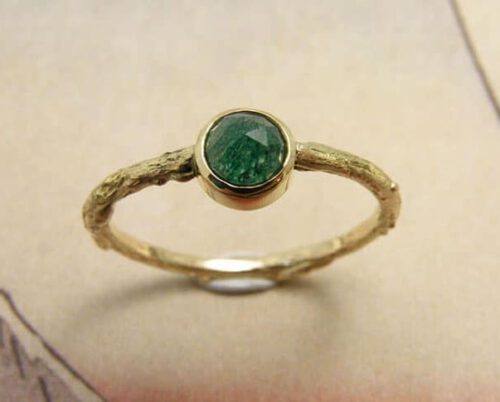Geelgouden takje ring met roosgeslepen aventurijn. Yellow gold twig ring with rose cut aventurine. Oogst goudsmid Amsterdam