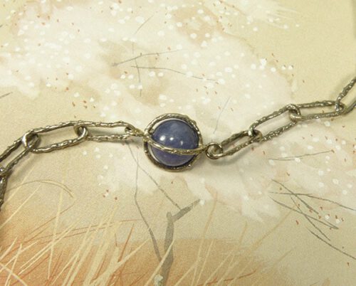 Takjes schale collier witgoud met tanzaniet. Oogst ontwerp. Detail uitgelicht.