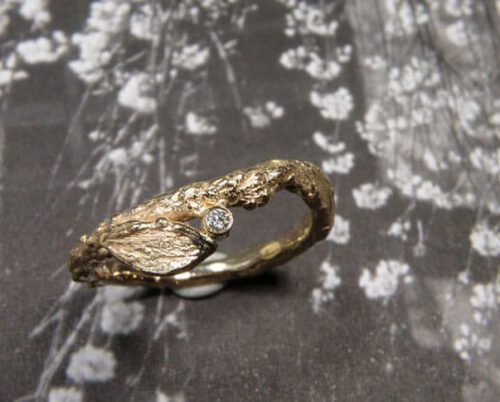 Verlovingsring 'Boomgaard'. Roségouden ring met takje, blaadje en 0,02 crt diamant. Engagment ring 'Orchard'. Rose golden ring with twig, leaf and 0,02 crt diamond. Uit het Oogst atelier Amsterdam.