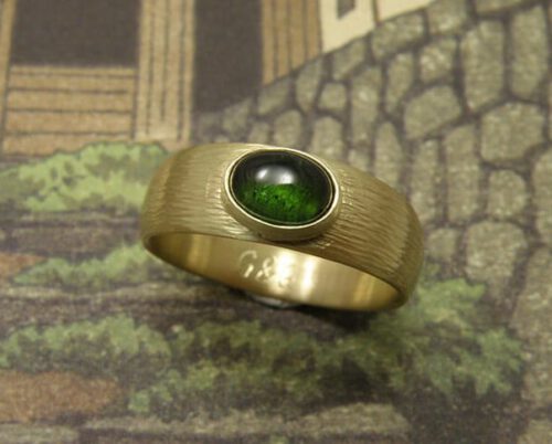 Ring Ritme, Stoere ring met hamerslag en groene toermalijn, van eigen oud goud vervaardigd. Ring Rhythm, sturdy ring with hammering and green tourmaline, created from heirloom gold. Oogst goudsmid Amsterdam