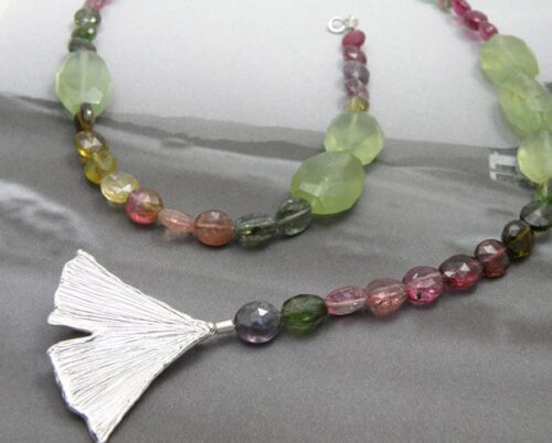 Toermalijn collier met zilveren ginkgo blad sluiting. Tourmaline necklace with a silver Ginkgo leaf clasp. Oogst ontwerp & creatie Amsterdam