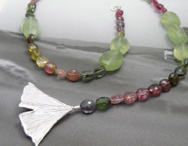 Toermalijn collier met zilveren ginkgo blad sluiting. Tourmaline necklace with a silver Ginkgo leaf clasp. Oogst ontwerp & creatie Amsterdam