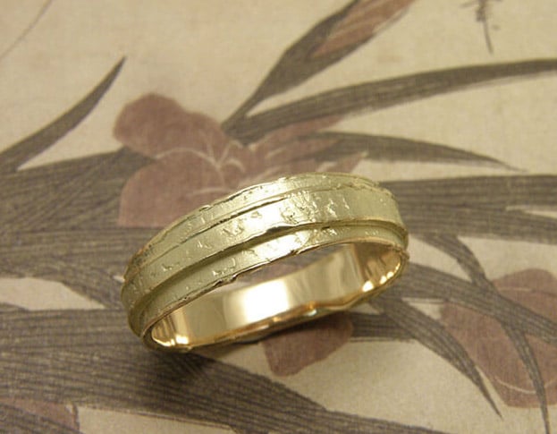 Trouwring Erosie, geelgouden gelaagde structuur. Oogst goudsmid Amsterdam. Yellow gold wedding ring Erosion, layered texture. Oogst goldsmith.